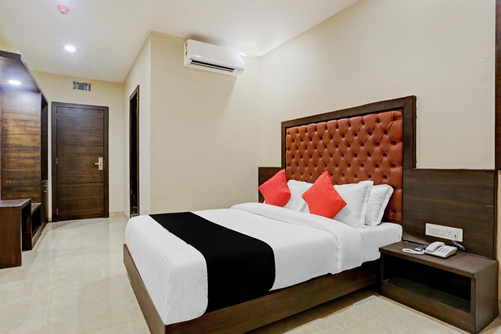 Capital O 80951 Hotel Vertigo Suite Мумбаи Экстерьер фото