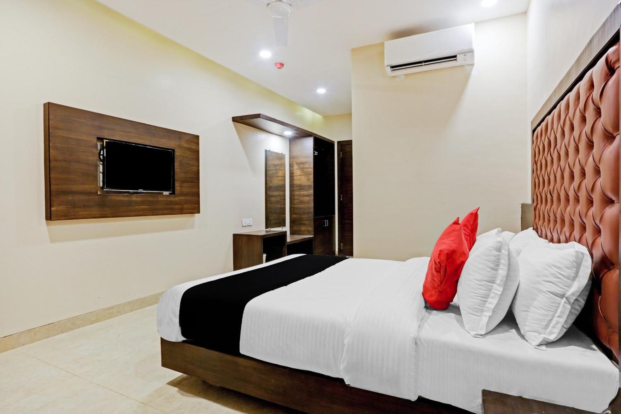 Capital O 80951 Hotel Vertigo Suite Мумбаи Экстерьер фото
