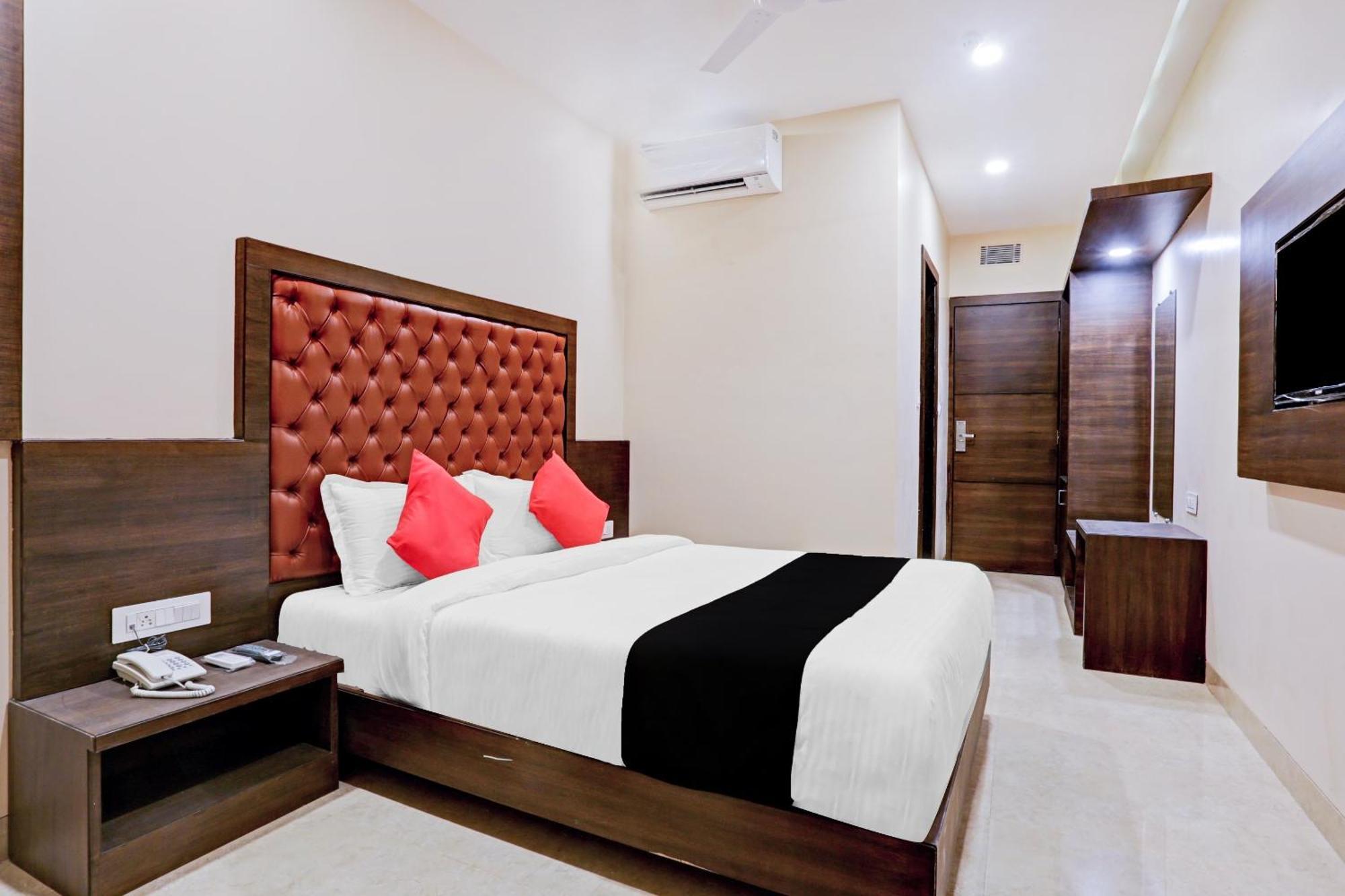 Capital O 80951 Hotel Vertigo Suite Мумбаи Экстерьер фото