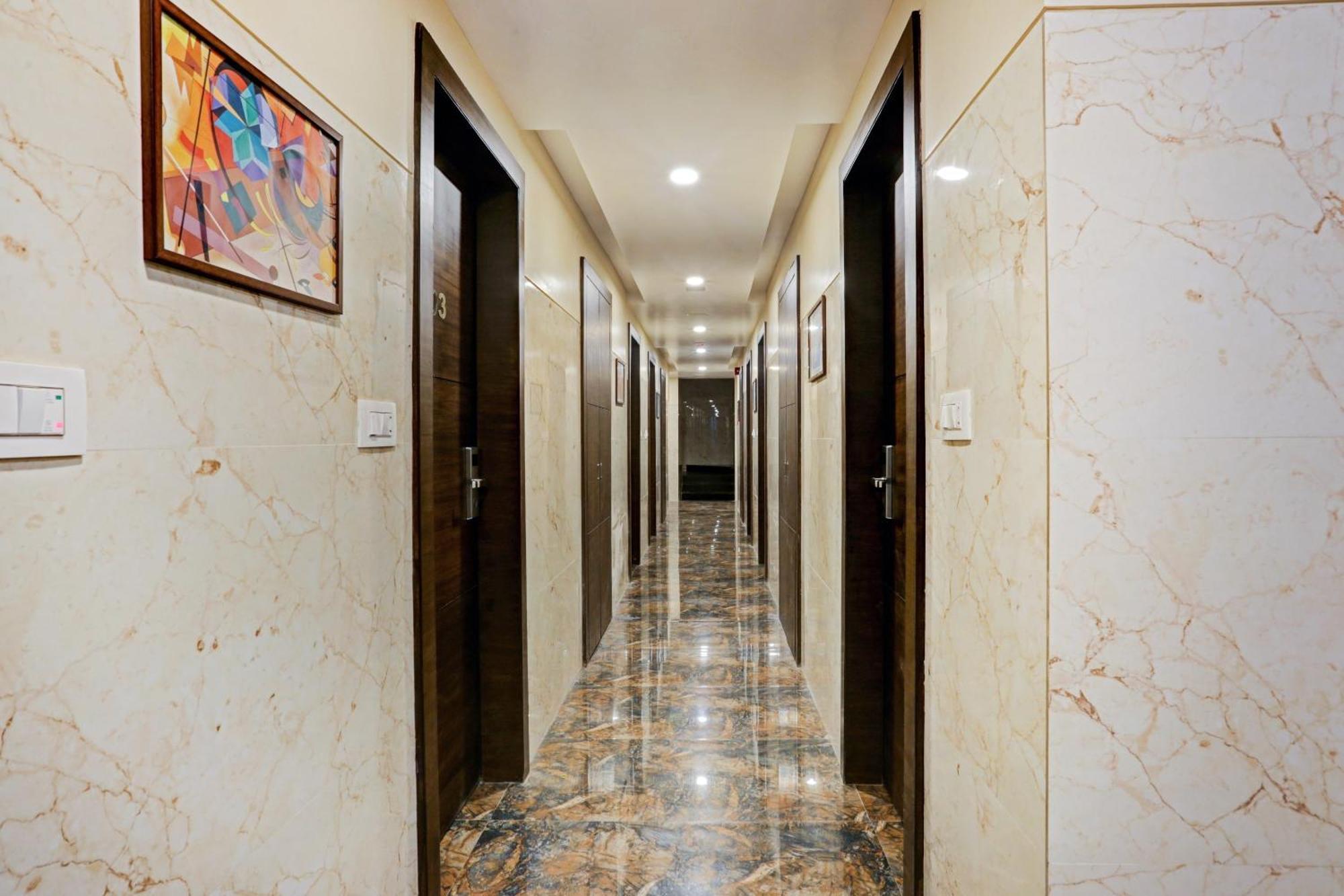 Capital O 80951 Hotel Vertigo Suite Мумбаи Экстерьер фото