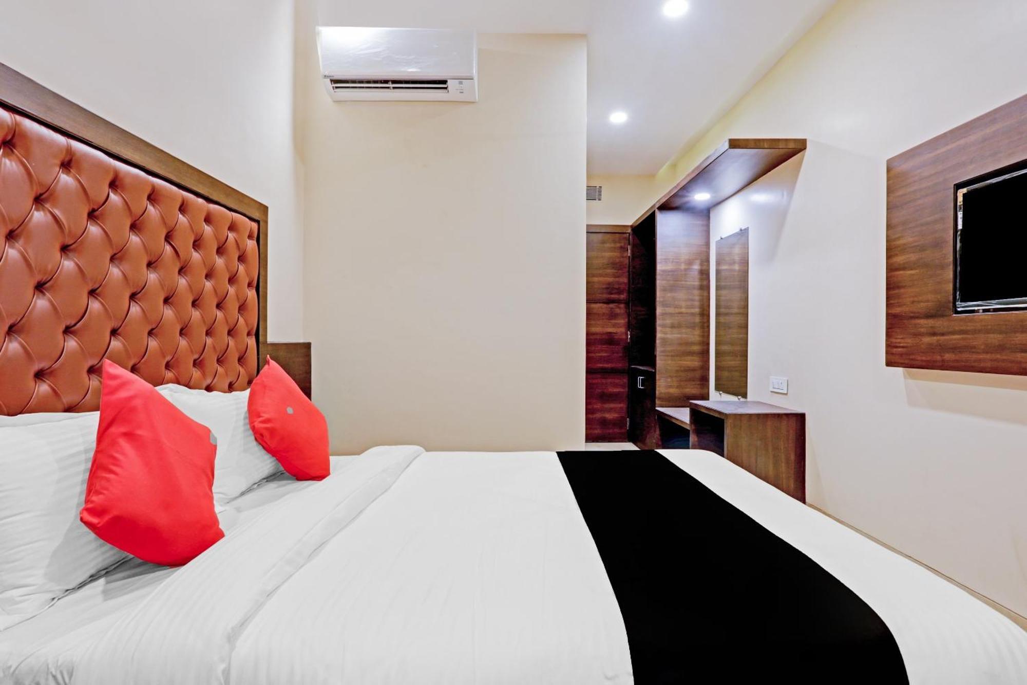 Capital O 80951 Hotel Vertigo Suite Мумбаи Экстерьер фото