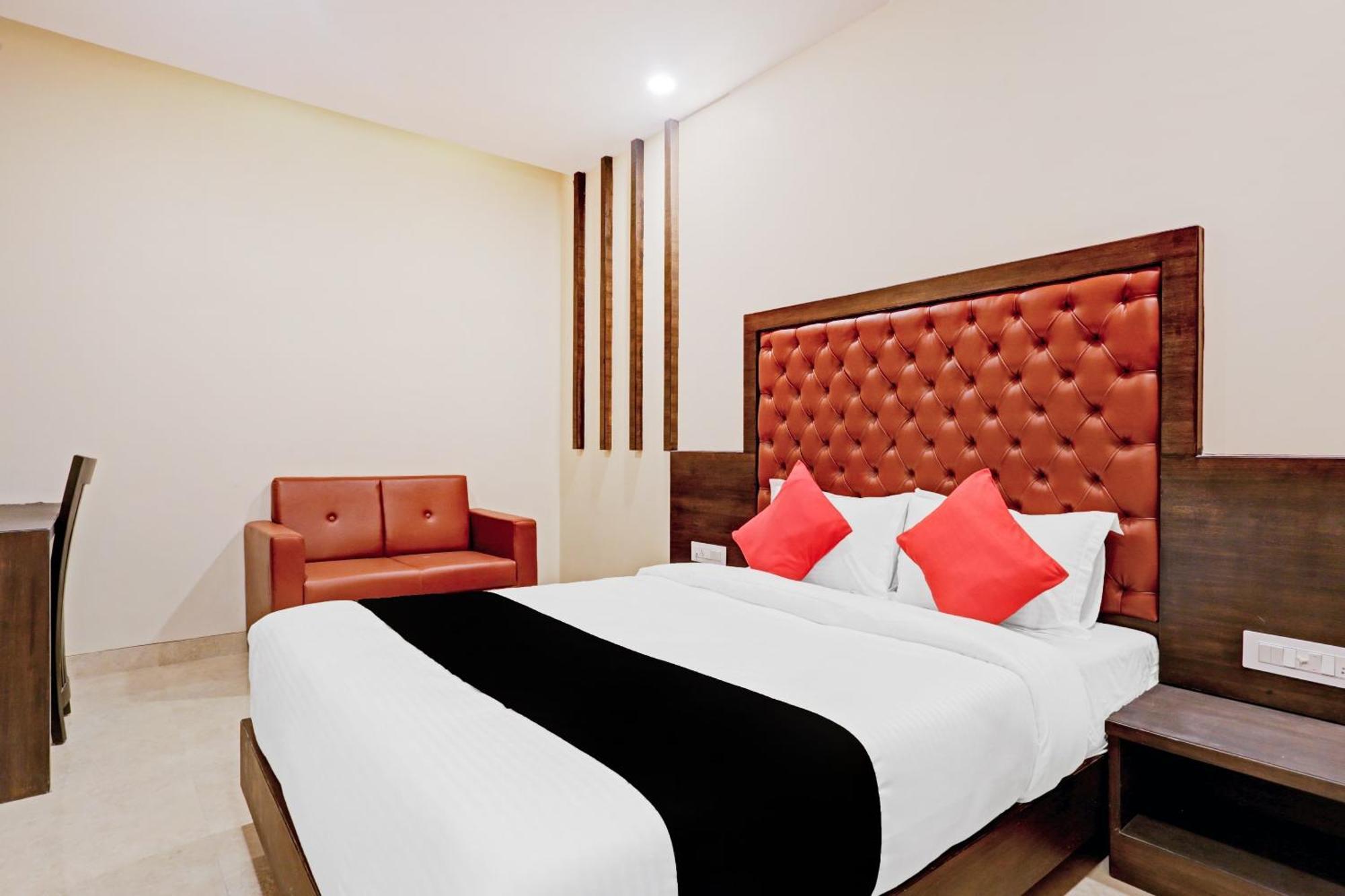 Capital O 80951 Hotel Vertigo Suite Мумбаи Экстерьер фото