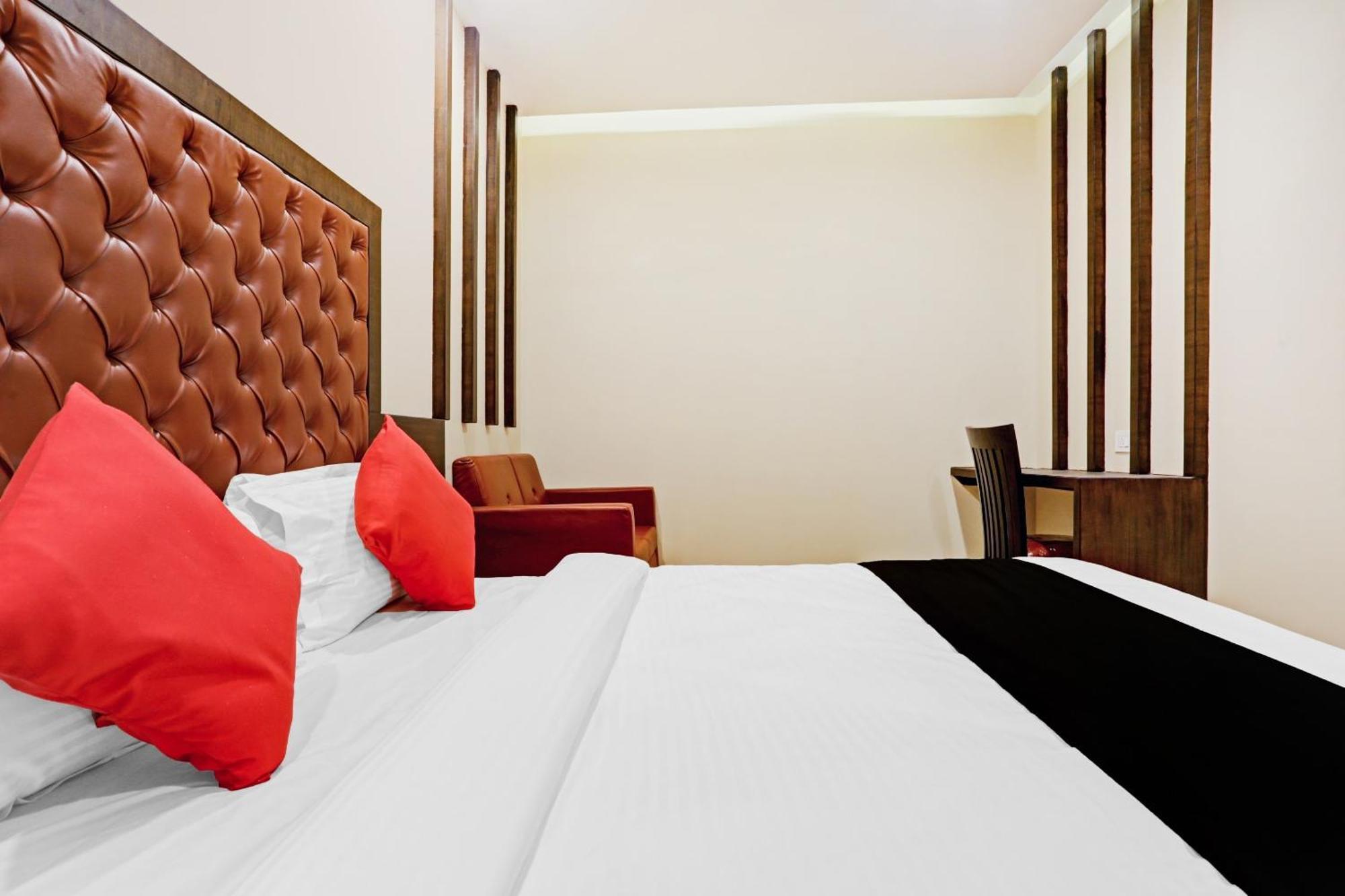 Capital O 80951 Hotel Vertigo Suite Мумбаи Экстерьер фото