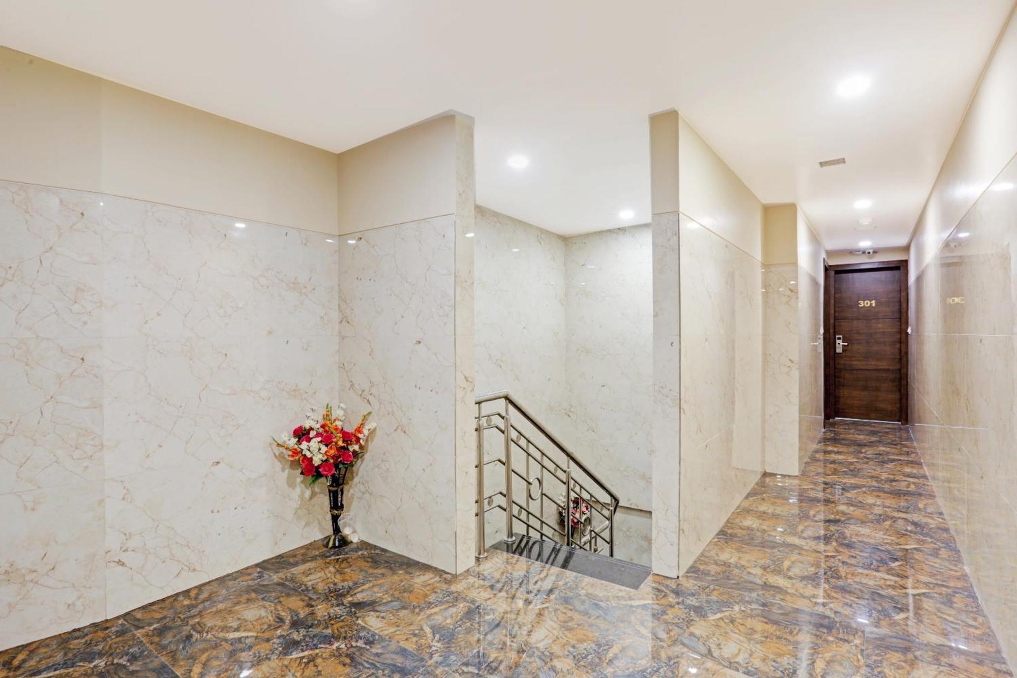 Capital O 80951 Hotel Vertigo Suite Мумбаи Экстерьер фото