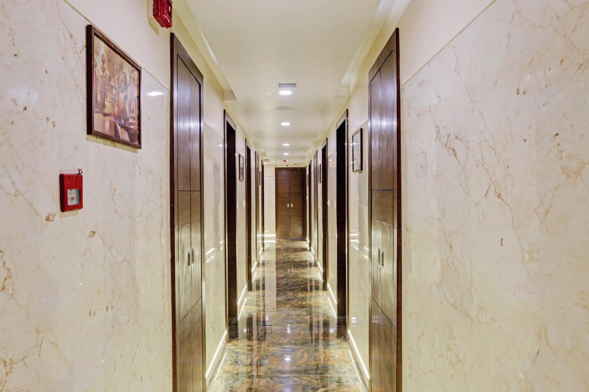 Capital O 80951 Hotel Vertigo Suite Мумбаи Экстерьер фото