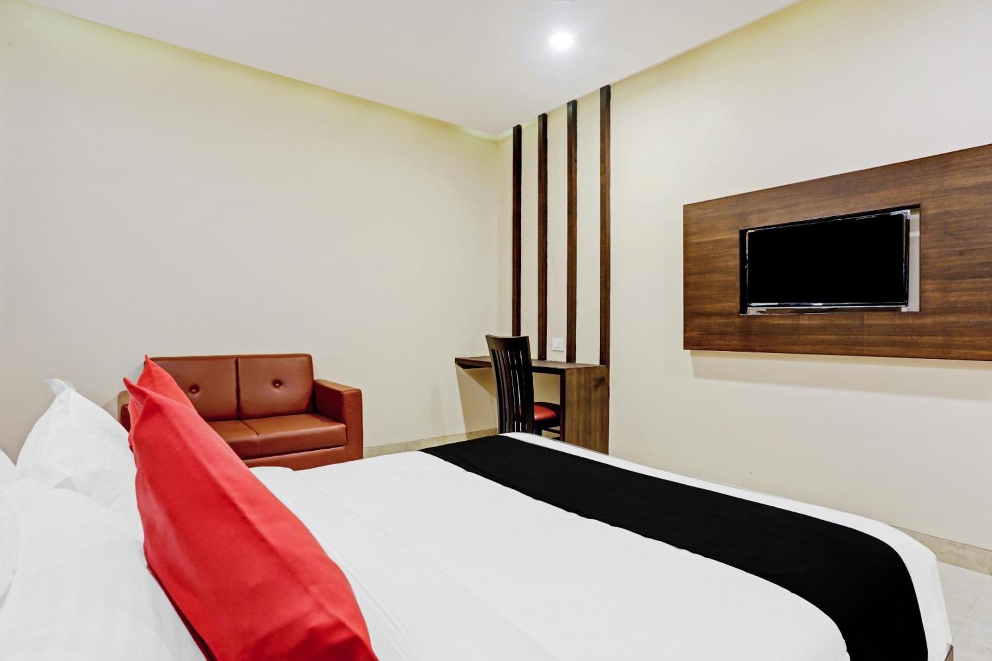 Capital O 80951 Hotel Vertigo Suite Мумбаи Экстерьер фото