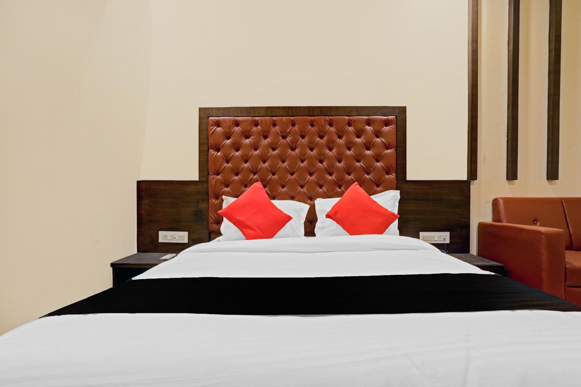 Capital O 80951 Hotel Vertigo Suite Мумбаи Экстерьер фото