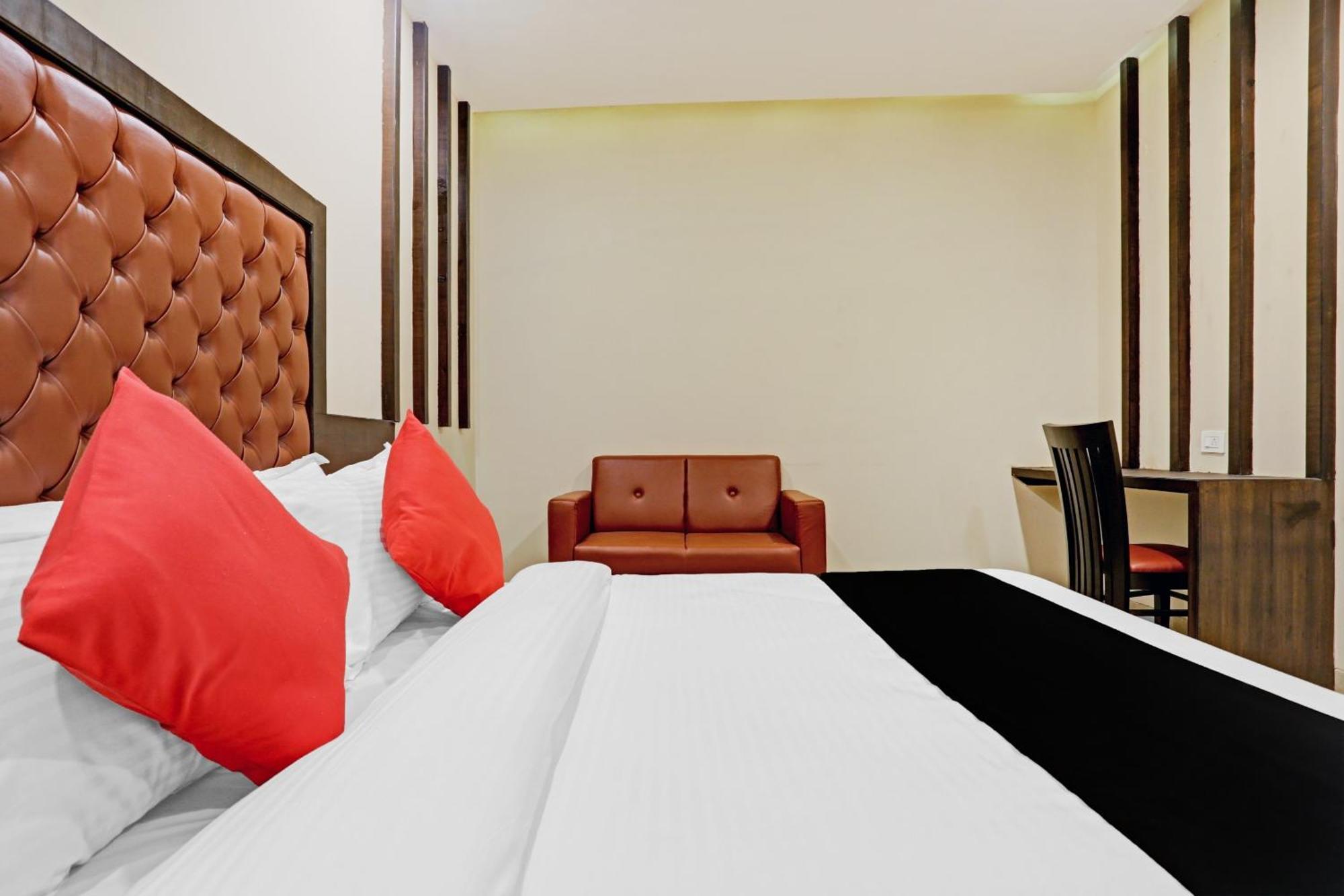 Capital O 80951 Hotel Vertigo Suite Мумбаи Экстерьер фото